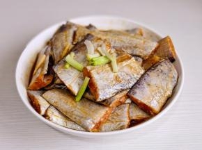 加入葱段，姜丝抓拌均匀腌制2小时以上。