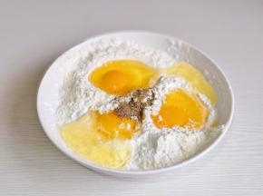 面粉，鸡蛋，胡椒粉放入碗中。