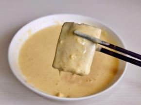 取一段带鱼，裹满面糊。