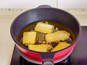 油温六成热放入裹好面糊的带鱼。