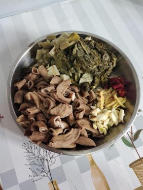 卤熟的猪小肠切成段，酸菜洗净切成小块，蒜瓣拍碎切成小块，生姜切成丝，干辣椒切成段备用！