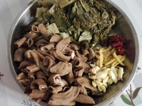 卤熟的猪小肠切成段，酸菜洗净切成小块，蒜瓣拍碎切成小块，生姜切成丝，干辣椒切成段备用！