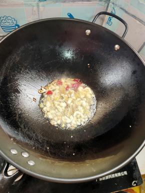 起锅烧油，放入花椒，生姜，蒜瓣，干辣椒爆香！