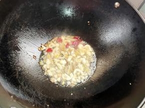 起锅烧油，放入花椒，生姜，蒜瓣，干辣椒爆香！