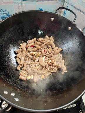 放入卤熟的猪小肠煸炒一分钟左右！
