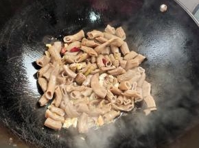 放入卤熟的猪小肠煸炒一分钟左右！