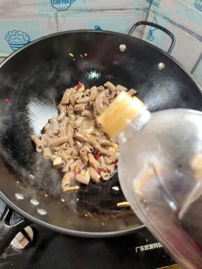 倒入一勺生抽翻炒均匀！