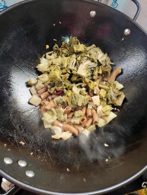 放入切好的酸菜翻炒均匀！