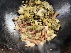 放入切好的酸菜翻炒均匀！