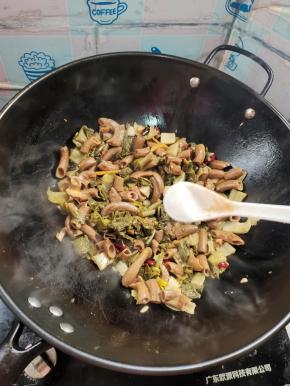 放入适量的盐调味儿！