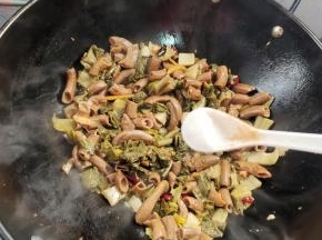 放入适量的盐调味儿！