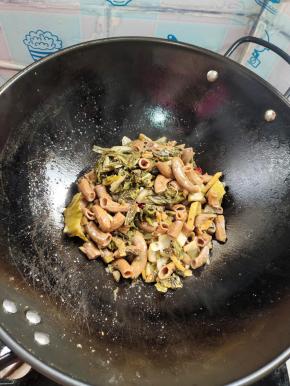 起锅前放入适量的鸡精翻炒均匀即可！