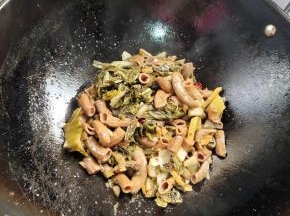 起锅前放入适量的鸡精翻炒均匀即可！