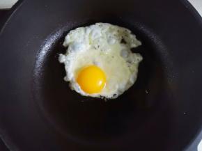 鸡蛋煎熟。