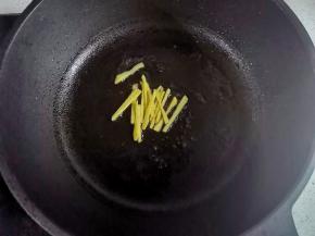 锅中热油，放入姜丝炒香。