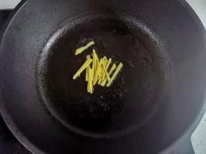 锅中热油，放入姜丝炒香。