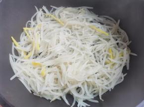 加入萝卜丝炒软，