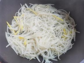 加入萝卜丝炒软，