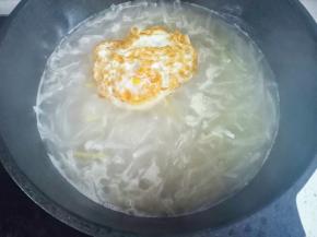 放入鸡蛋，加入一大碗开水煮至汤色变白
