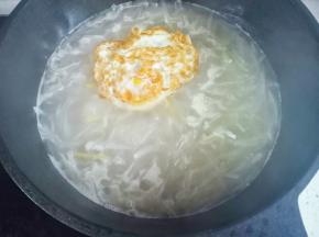 放入鸡蛋，加入一大碗开水煮至汤色变白