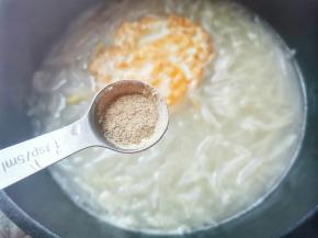 加一勺盐一勺胡椒粉，