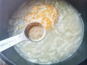 加一勺盐一勺胡椒粉，