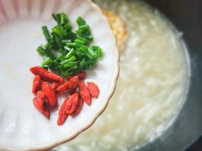 放入葱花枸杞，