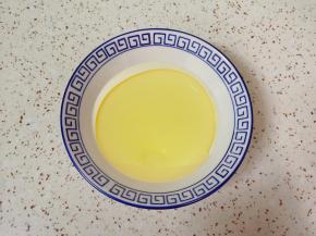 碗里加入淡奶油和玉米油。 