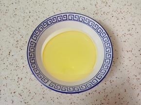 碗里加入淡奶油和玉米油。 