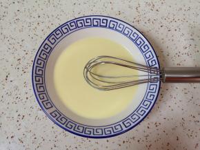 用手动打蛋器搅打均匀备用。 