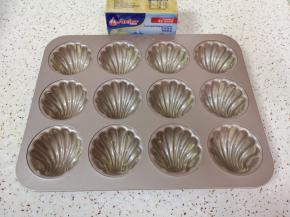 玛德琳模具里面提前抹上一层黄油防粘。 