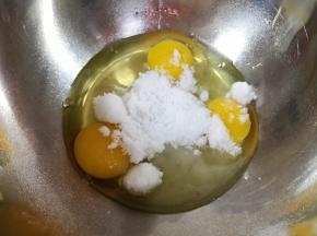 加入绵白糖。 