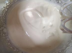 用电动打蛋器打发至，提起打蛋器随意画图案不易消失。 