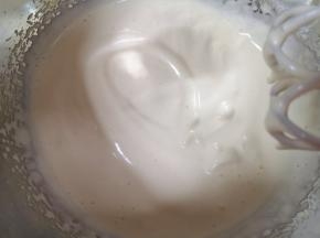 用电动打蛋器打发至，提起打蛋器随意画图案不易消失。 