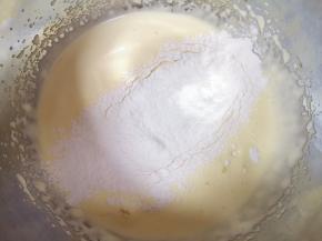 分两次筛入低筋面粉，每一次都必须用刮刀从底部翻拌均匀，再进行下一次筛入。 