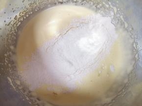 分两次筛入低筋面粉，每一次都必须用刮刀从底部翻拌均匀，再进行下一次筛入。 