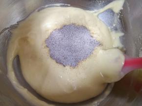 加入速溶咖啡粉翻拌均匀。 