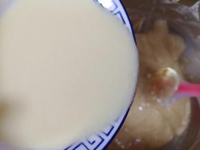 最后顺着盆边加入混合好的奶油玉米油，翻拌均匀至顺滑状，装进裱花袋。
