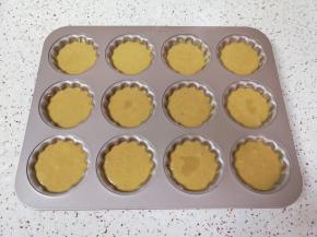 挤入玛德琳模具，轻震几下排气。 