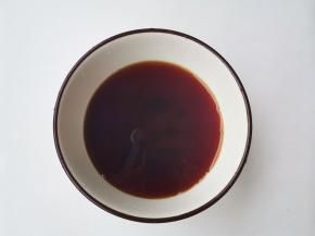 调酱汁：2勺生抽，半勺老抽，一勺蚝油，半勺盐，半勺糖、加半碗水搅匀备用。