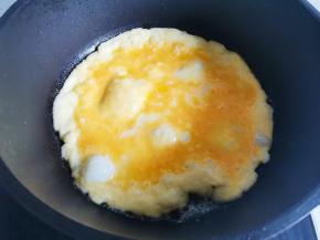 油热蛋液煎定型，