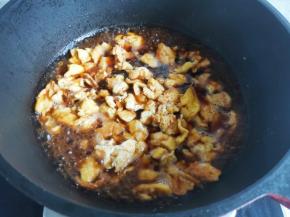 倒入酱汁煮至浓稠，