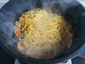 加入面条拌匀，