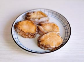 小鲍鱼清洗干净。