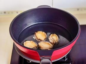 锅中加水烧开，放入鲍鱼+料酒烧开，煮熟关火捞出。