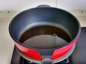 锅中加1碗水，生抽，蚝油，盐。