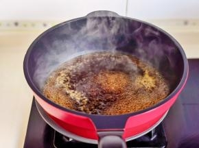 大火烧开，淋上水淀粉煮至浓稠即可关火。