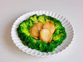 小鲍鱼，西兰花摆盘。