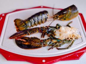 去掉腮，龙虾头的壳留好。