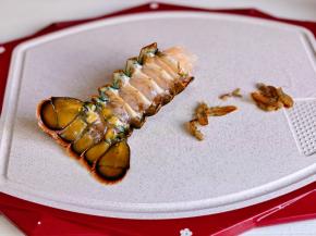 尾部去壳，从中间剪开。